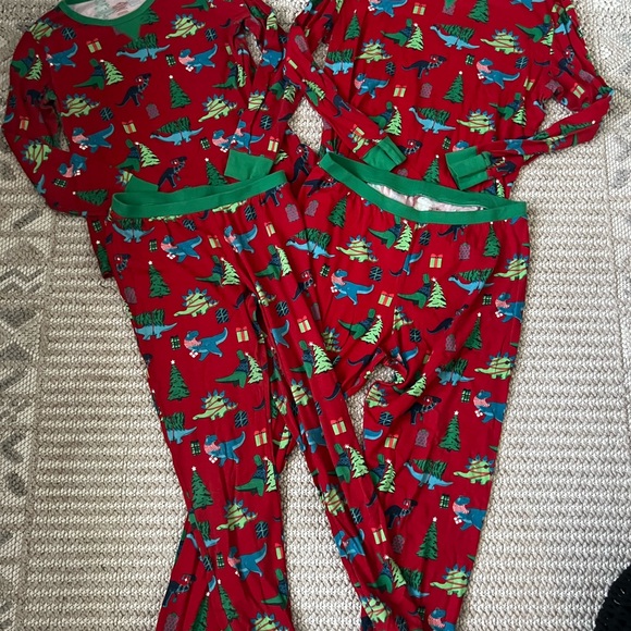 Wondershop Red and Green Holiday Pajama Set men’s and women’s - Picture 5 of 8
